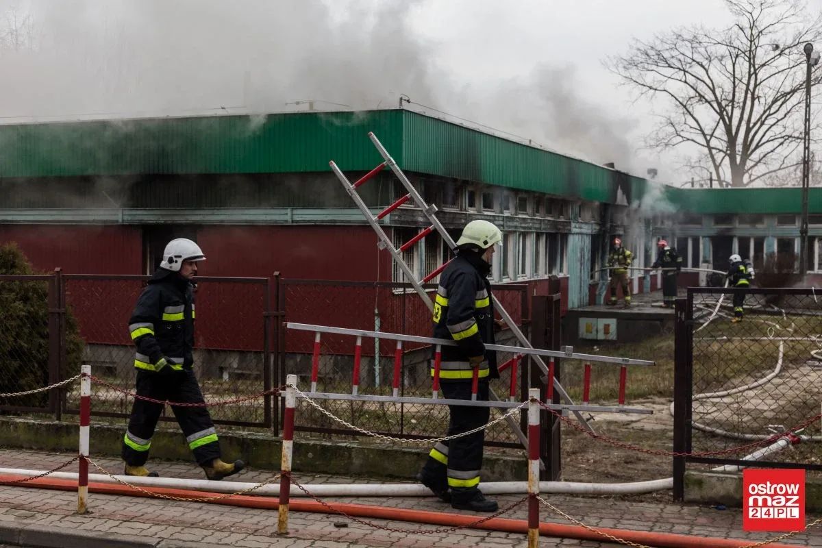 Ponownie ogień pojawił się w budynku po byłej szkole przy ul. Partyzantów. Na miejscu pracuje 40 strażaków! (zdjęcia)