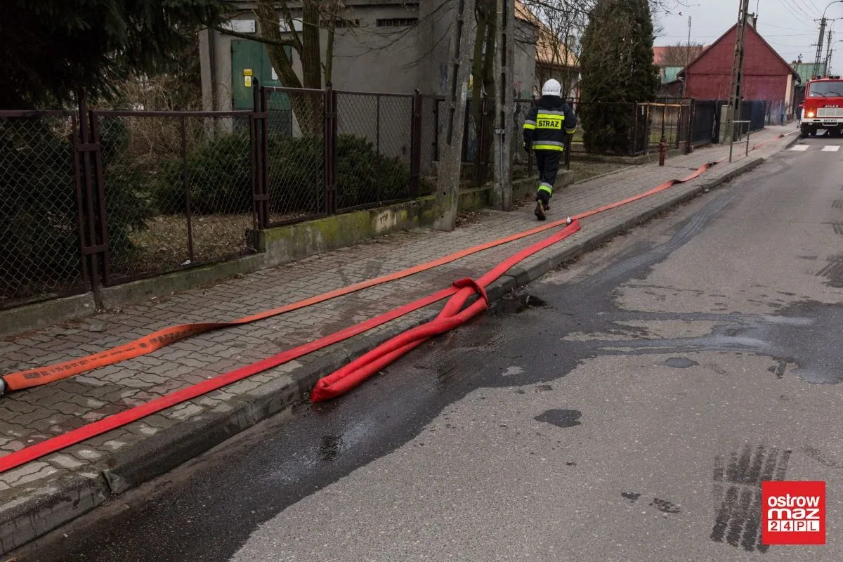 Ponownie ogień pojawił się w budynku po byłej szkole przy ul. Partyzantów. Na miejscu pracuje 40 strażaków! (zdjęcia)
