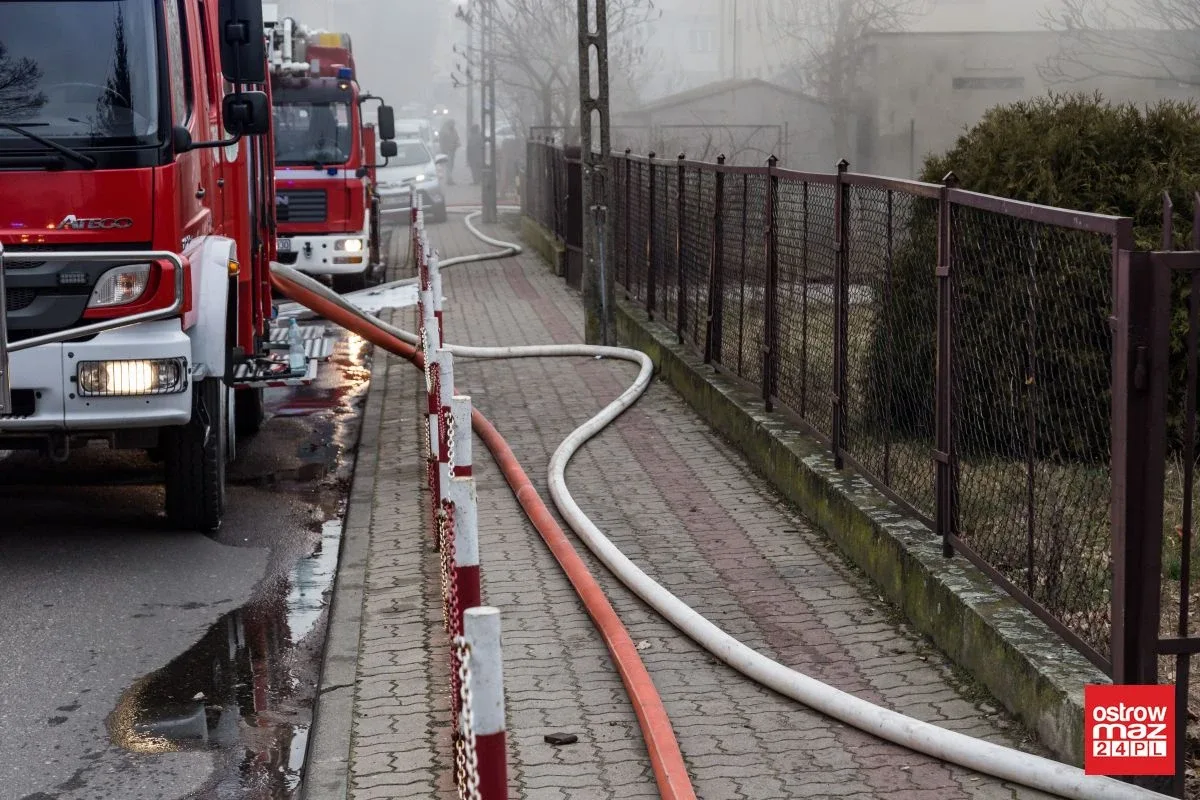 Ponownie ogień pojawił się w budynku po byłej szkole przy ul. Partyzantów. Na miejscu pracuje 40 strażaków! (zdjęcia)
