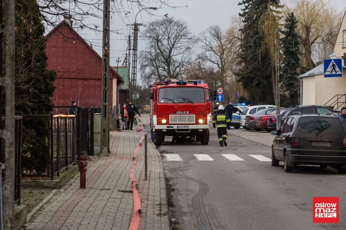 Ponownie ogień pojawił się w budynku po byłej szkole przy ul. Partyzantów. Na miejscu pracuje 40 strażaków! (zdjęcia)