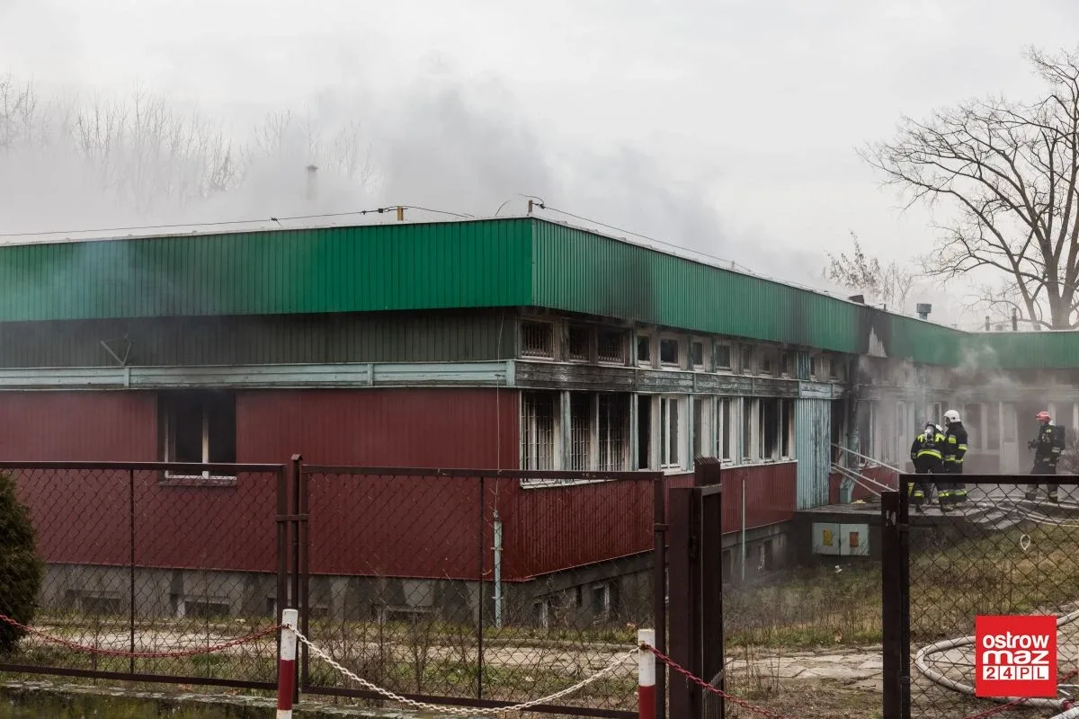 Ponownie ogień pojawił się w budynku po byłej szkole przy ul. Partyzantów. Na miejscu pracuje 40 strażaków! (zdjęcia)