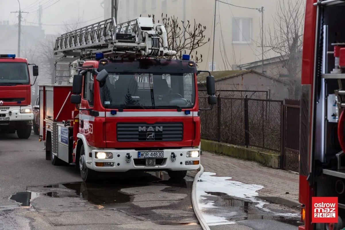 Ponownie ogień pojawił się w budynku po byłej szkole przy ul. Partyzantów. Na miejscu pracuje 40 strażaków! (zdjęcia)