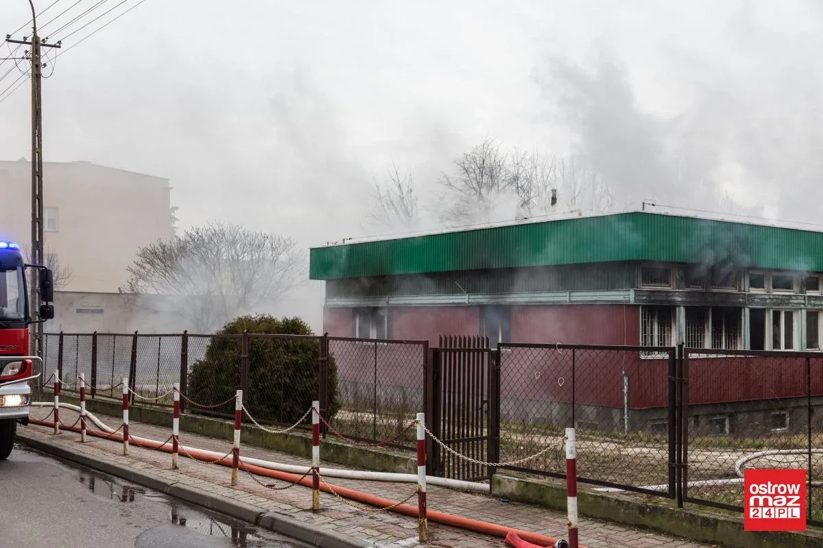 Ponownie ogień pojawił się w budynku po byłej szkole przy ul. Partyzantów. Na miejscu pracuje 40 strażaków! (zdjęcia)