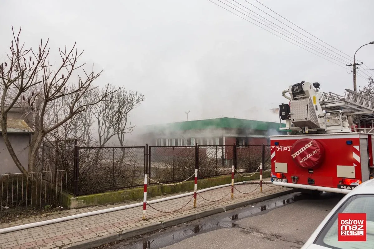 Ponownie ogień pojawił się w budynku po byłej szkole przy ul. Partyzantów. Na miejscu pracuje 40 strażaków! (zdjęcia)
