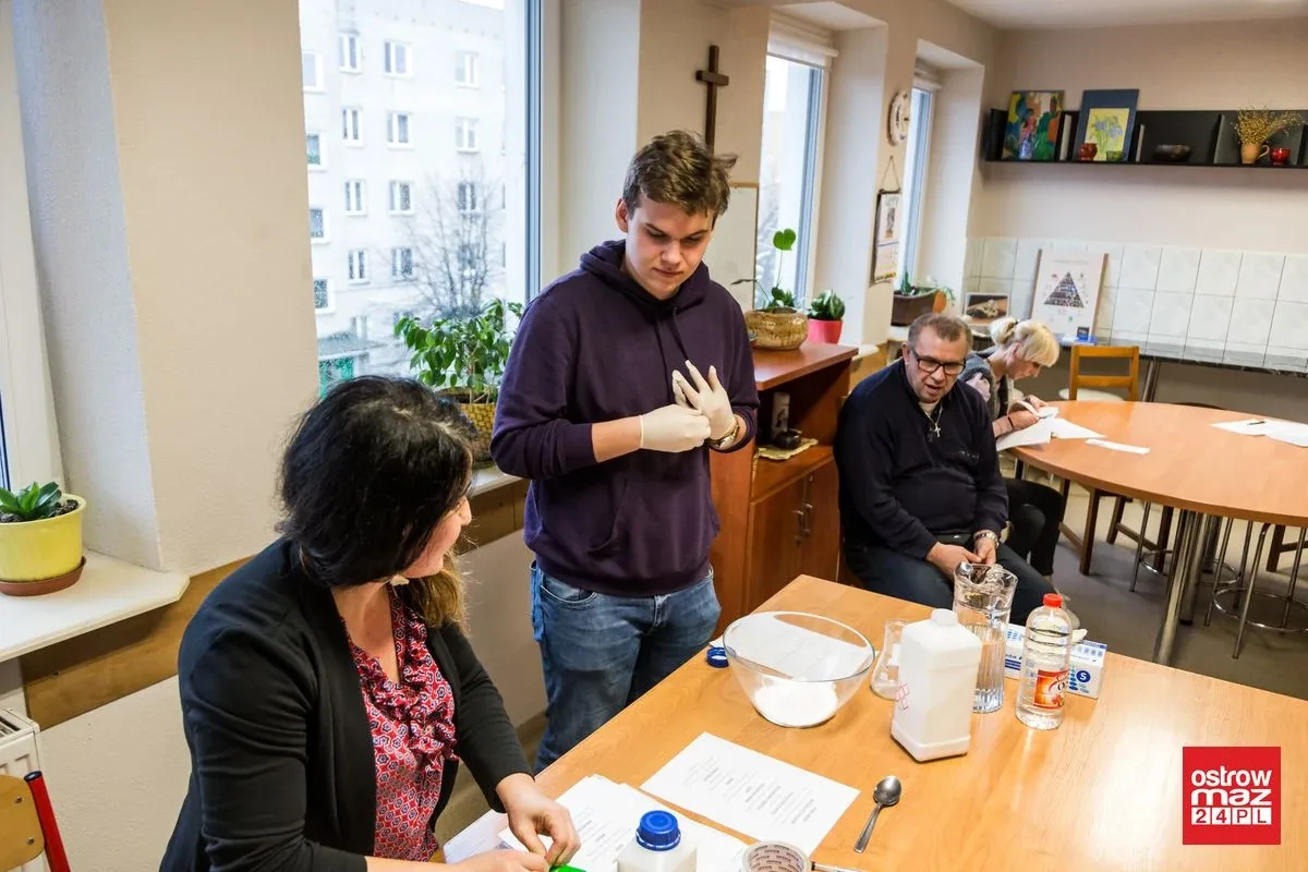 "Naturalne środki czystości". Warsztaty w Środowiskowym Domu Samopomocy (zdjęcia)