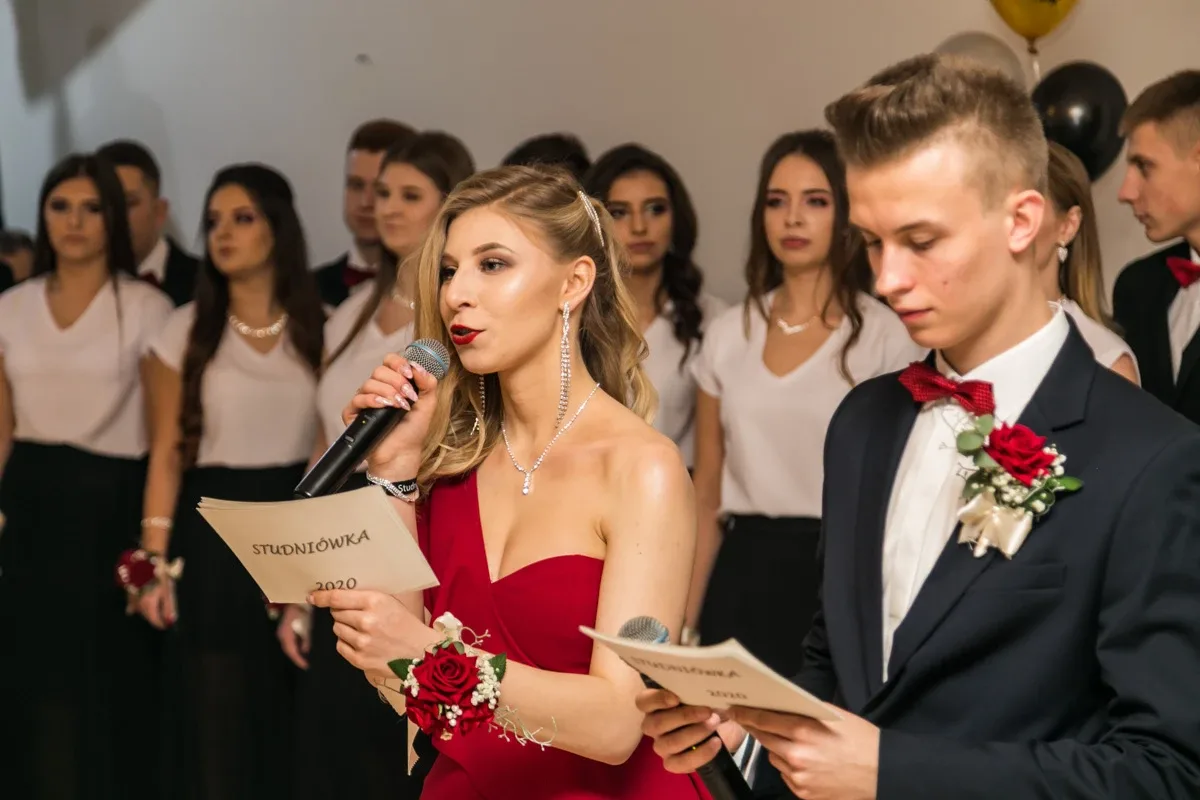 Studniówka maturzystów ostrowskiego Rubinka (zdjęcia, wideo)