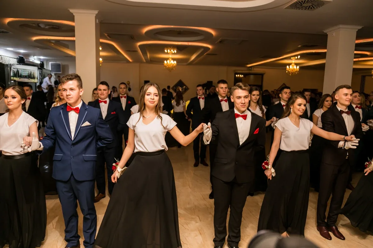 Studniówka maturzystów ostrowskiego Rubinka (zdjęcia, wideo)