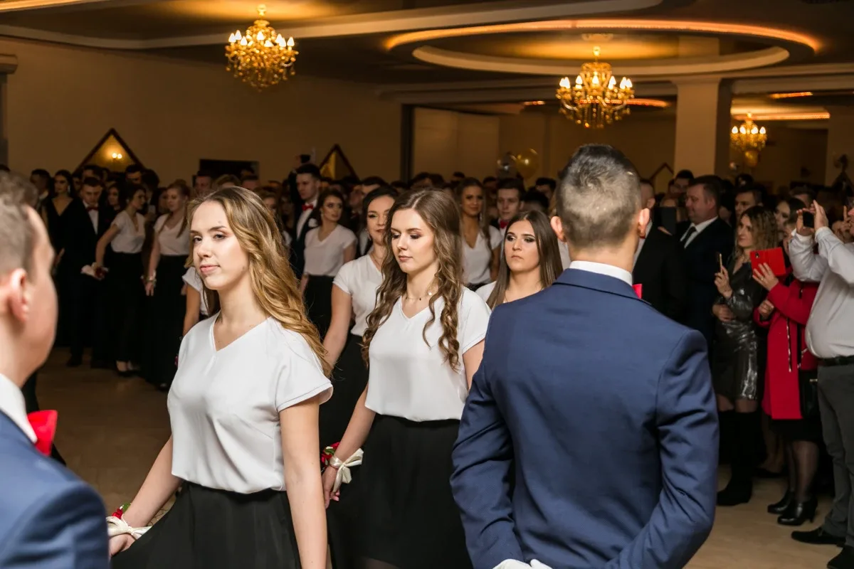 Studniówka maturzystów ostrowskiego Rubinka (zdjęcia, wideo)