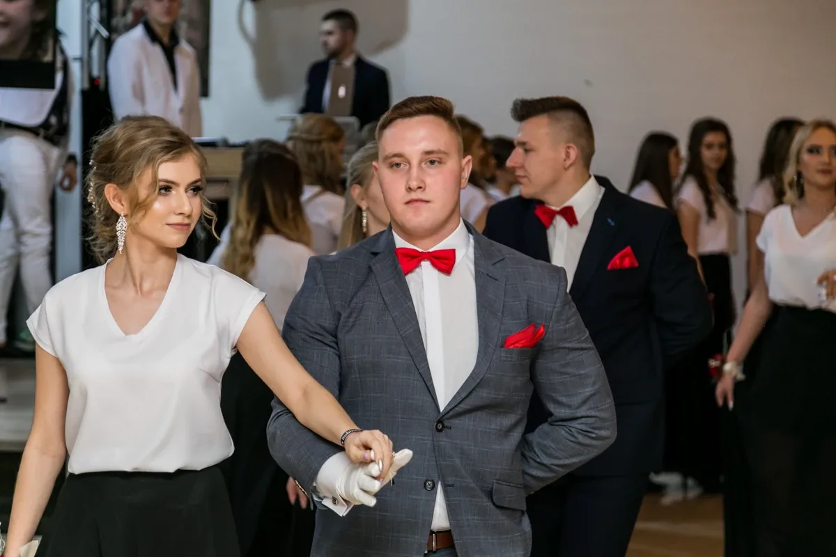 Studniówka maturzystów ostrowskiego Rubinka (zdjęcia, wideo)