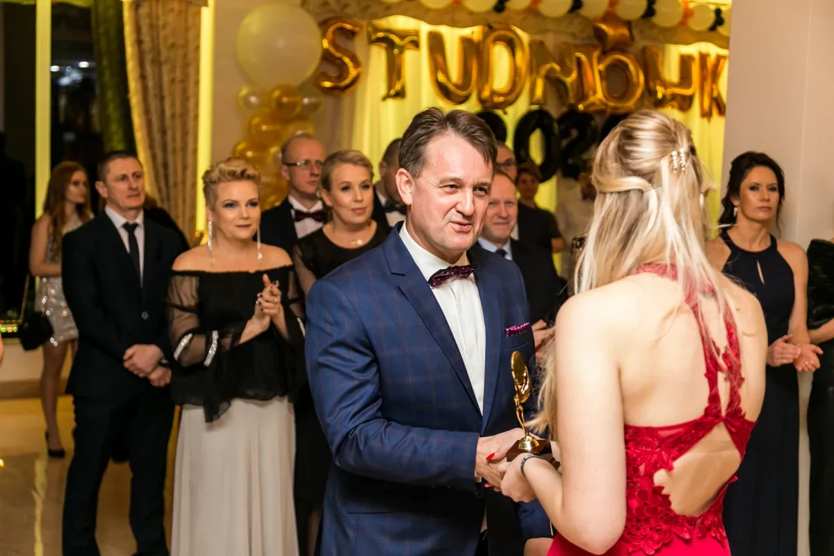 Studniówka maturzystów ostrowskiego Rubinka (zdjęcia, wideo)