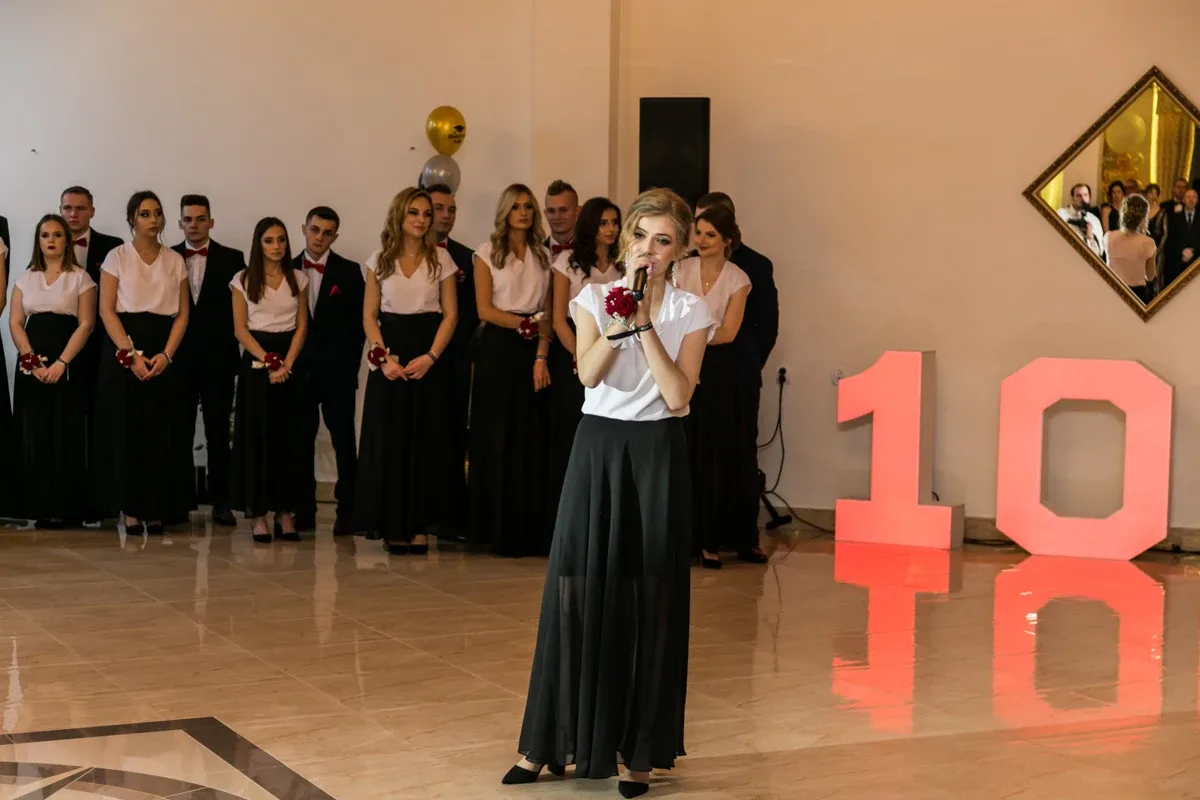 Studniówka maturzystów ostrowskiego Rubinka (zdjęcia, wideo)