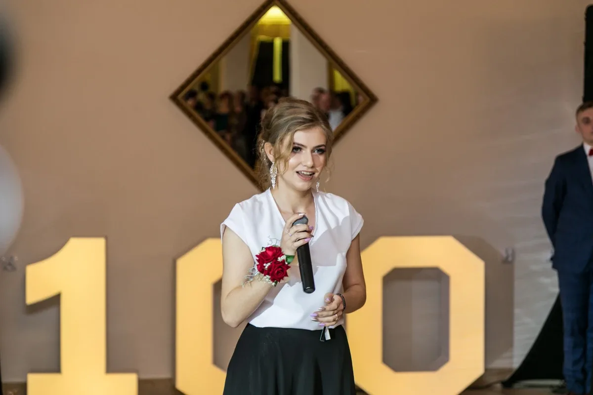 Studniówka maturzystów ostrowskiego Rubinka (zdjęcia, wideo)