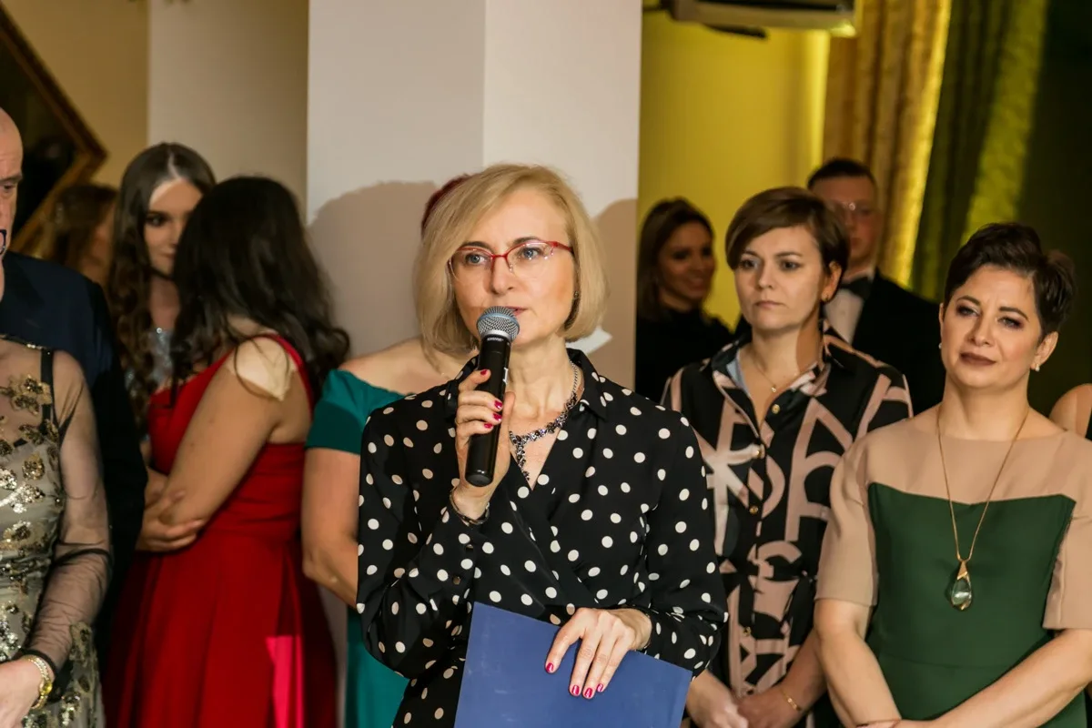Studniówka maturzystów ostrowskiego Rubinka (zdjęcia, wideo)
