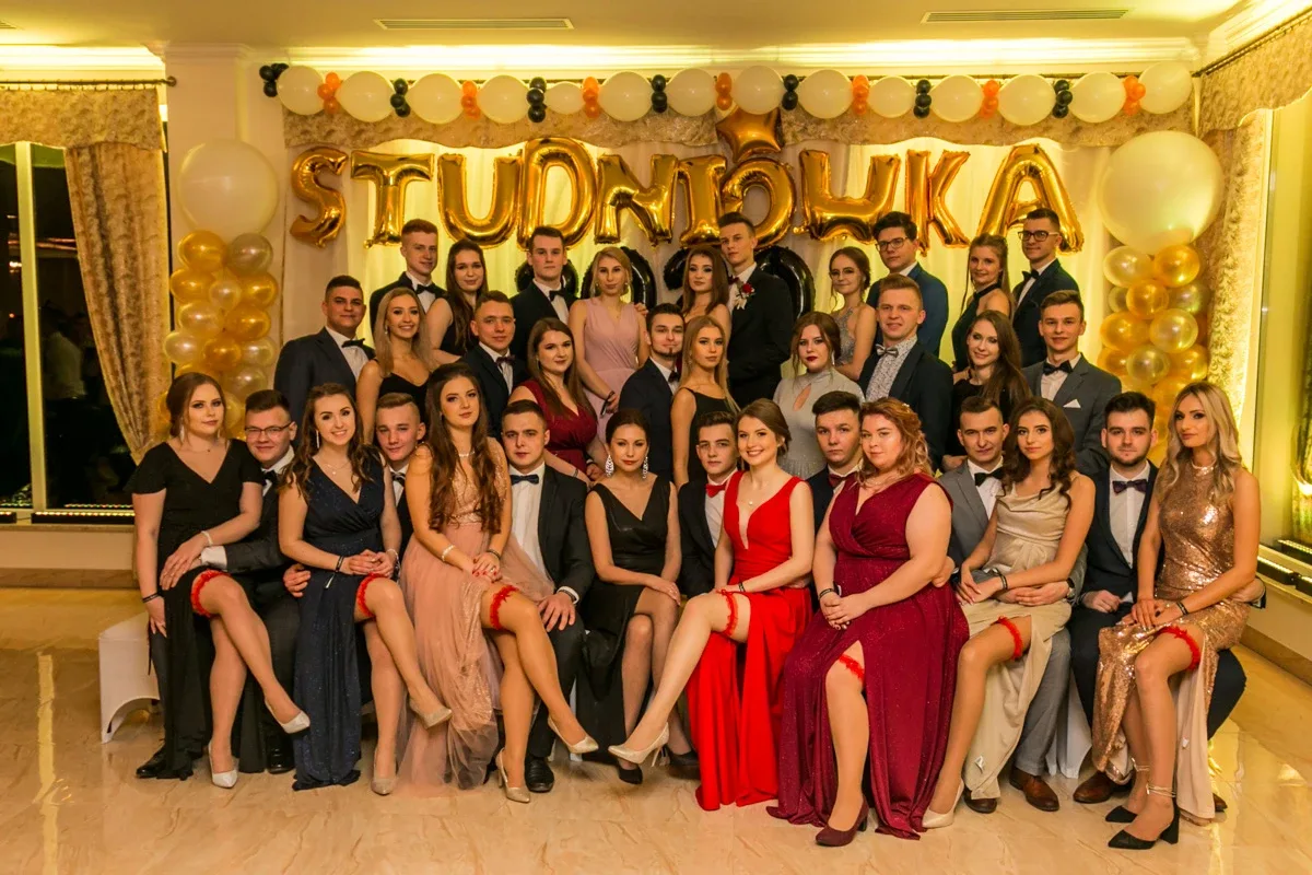 Studniówka maturzystów ostrowskiego Rubinka (zdjęcia, wideo)