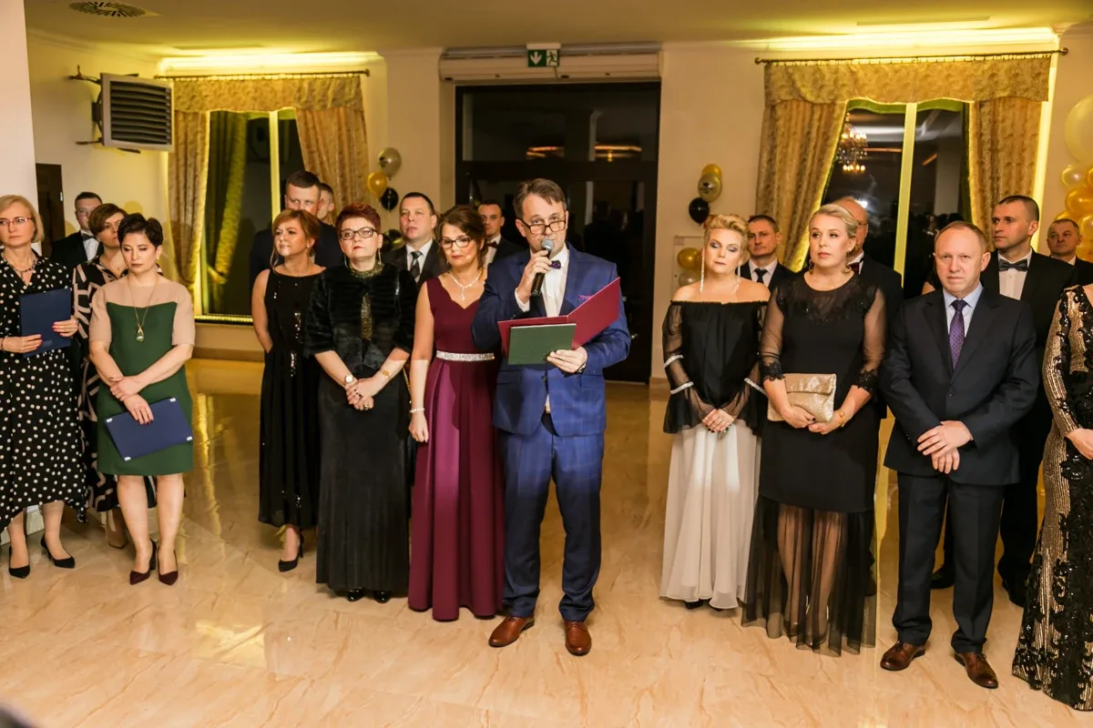 Studniówka maturzystów ostrowskiego Rubinka (zdjęcia, wideo)