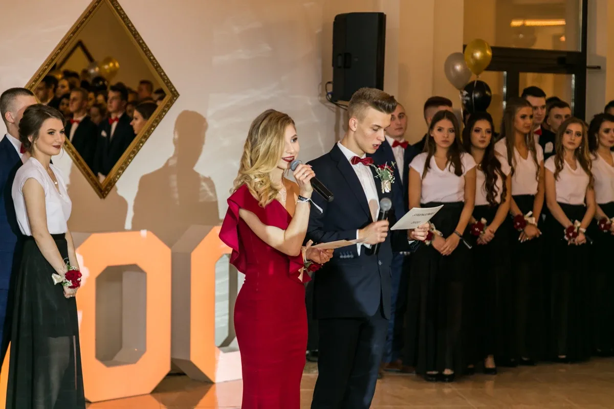 Studniówka maturzystów ostrowskiego Rubinka (zdjęcia, wideo)