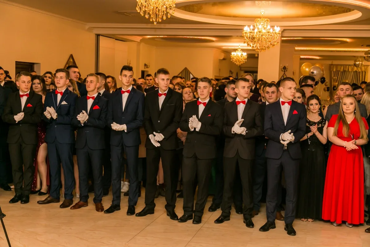 Studniówka maturzystów ostrowskiego Rubinka (zdjęcia, wideo)