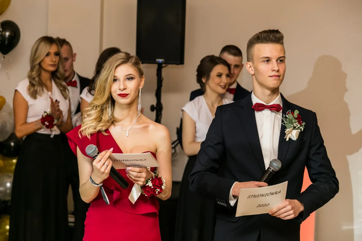 Studniówka maturzystów ostrowskiego Rubinka (zdjęcia, wideo)