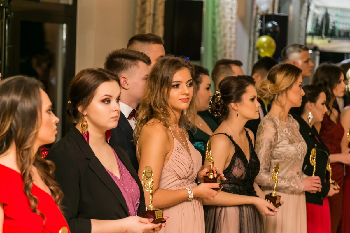 Studniówka maturzystów ostrowskiego Rubinka (zdjęcia, wideo)