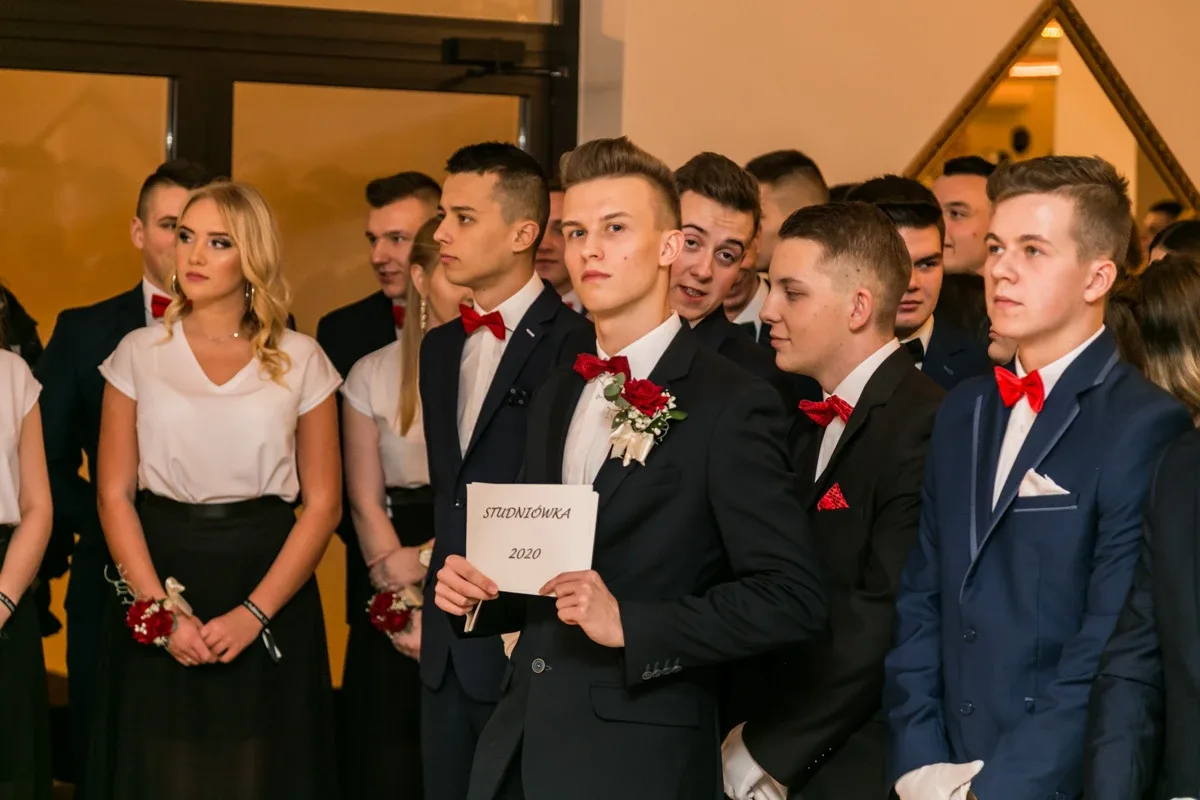 Studniówka maturzystów ostrowskiego Rubinka (zdjęcia, wideo)