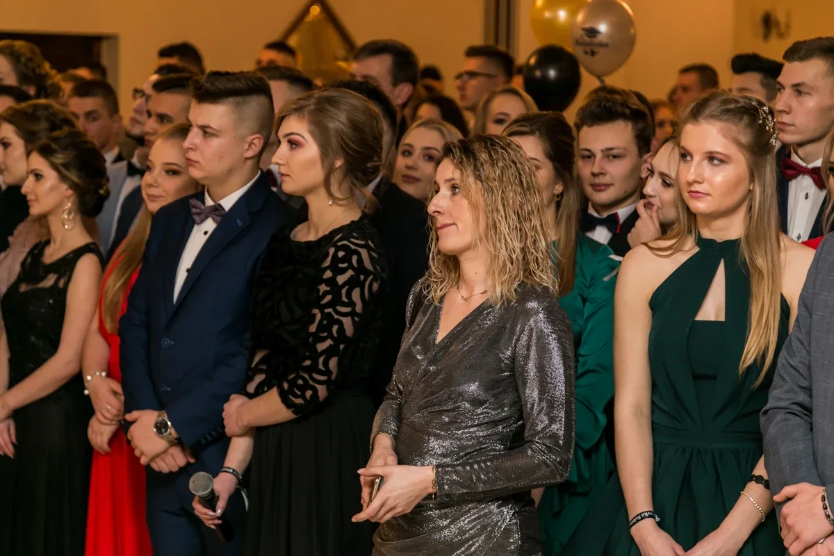 Studniówka maturzystów ostrowskiego Rubinka (zdjęcia, wideo)