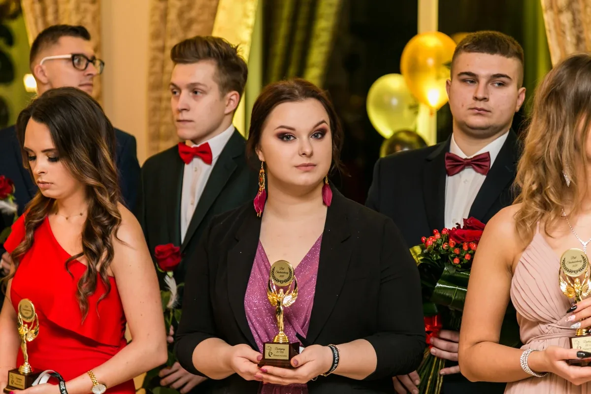 Studniówka maturzystów ostrowskiego Rubinka (zdjęcia, wideo)