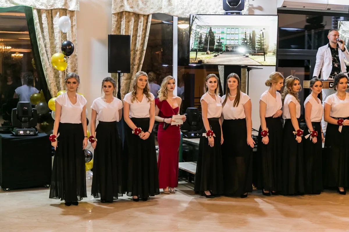 Studniówka maturzystów ostrowskiego Rubinka (zdjęcia, wideo)