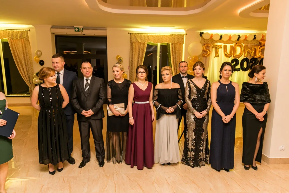 Studniówka maturzystów ostrowskiego Rubinka (zdjęcia, wideo)
