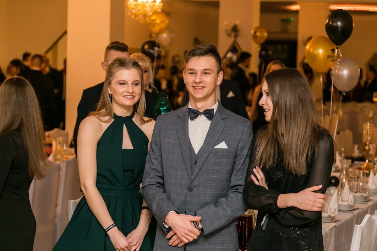 Studniówka maturzystów ostrowskiego Rubinka (zdjęcia, wideo)