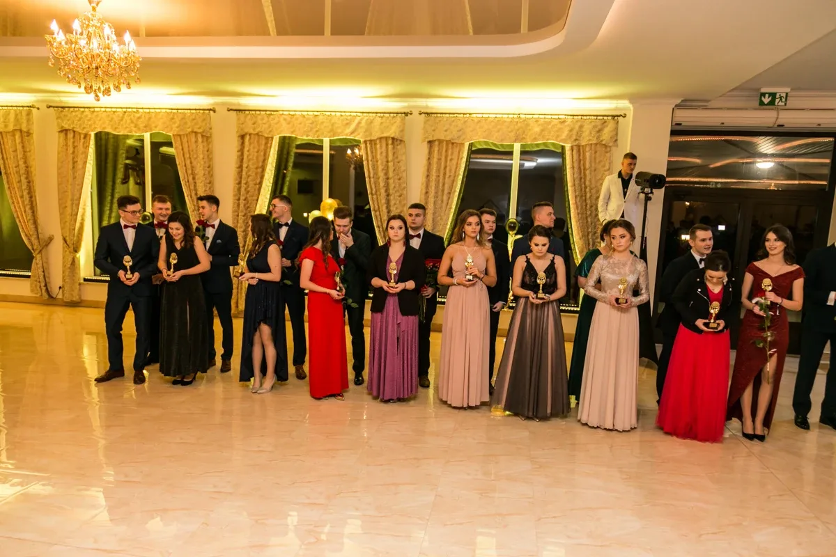 Studniówka maturzystów ostrowskiego Rubinka (zdjęcia, wideo)