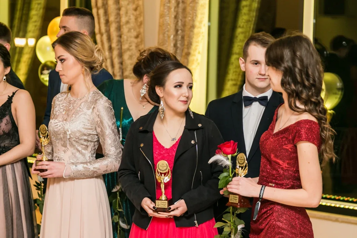 Studniówka maturzystów ostrowskiego Rubinka (zdjęcia, wideo)