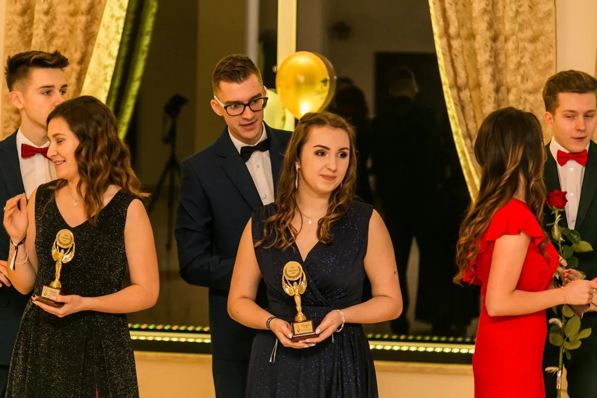 Studniówka maturzystów ostrowskiego Rubinka (zdjęcia, wideo)
