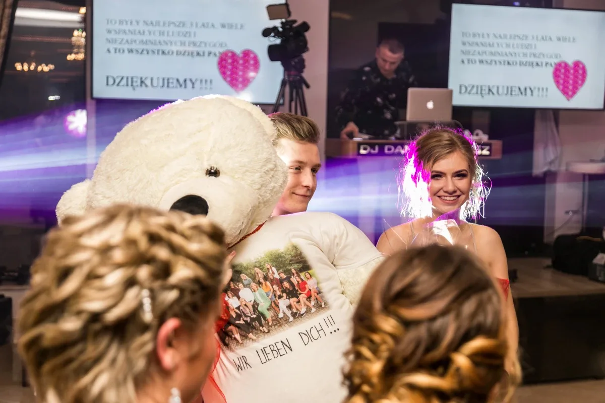 Studniówka maturzystów ostrowskiego Rubinka (zdjęcia, wideo)