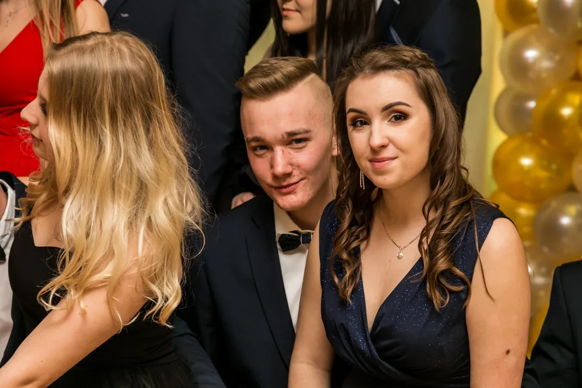 Studniówka maturzystów ostrowskiego Rubinka (zdjęcia, wideo)