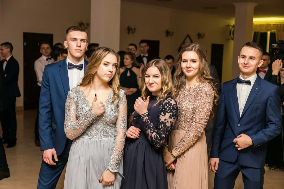 Studniówka maturzystów ostrowskiego Rubinka (zdjęcia, wideo)