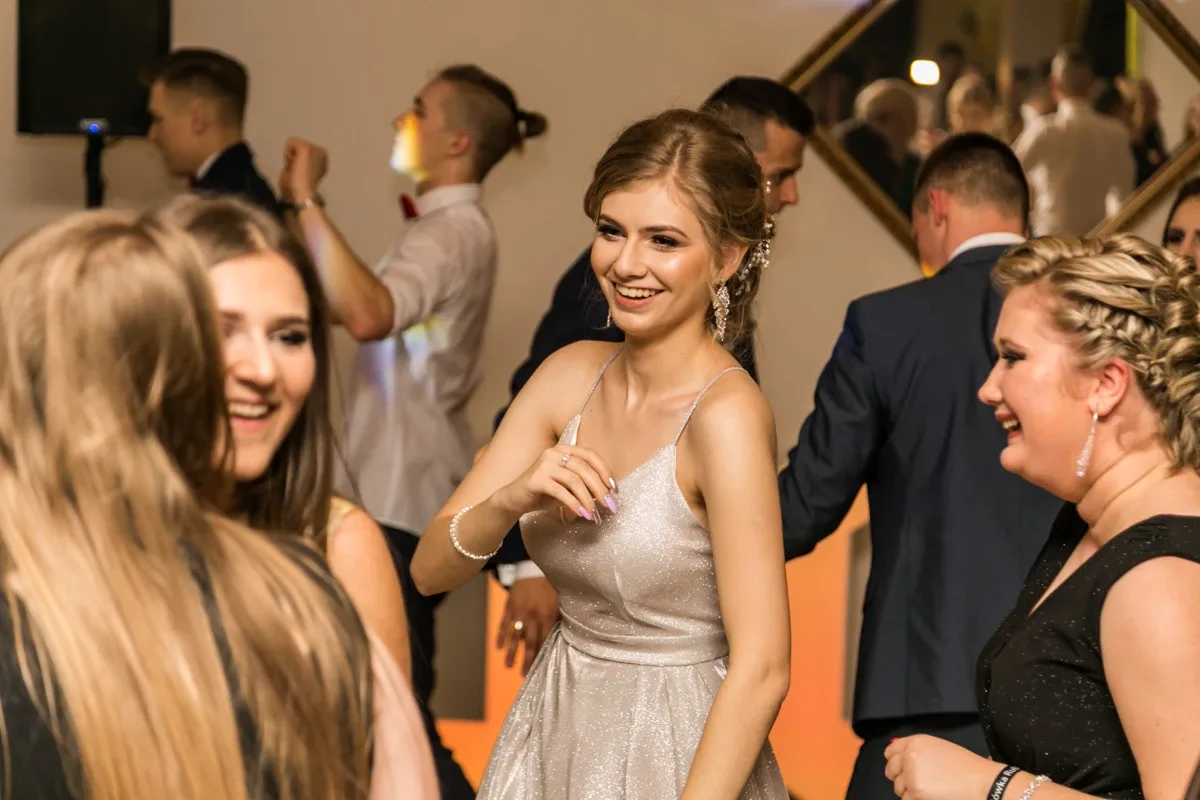 Studniówka maturzystów ostrowskiego Rubinka (zdjęcia, wideo)