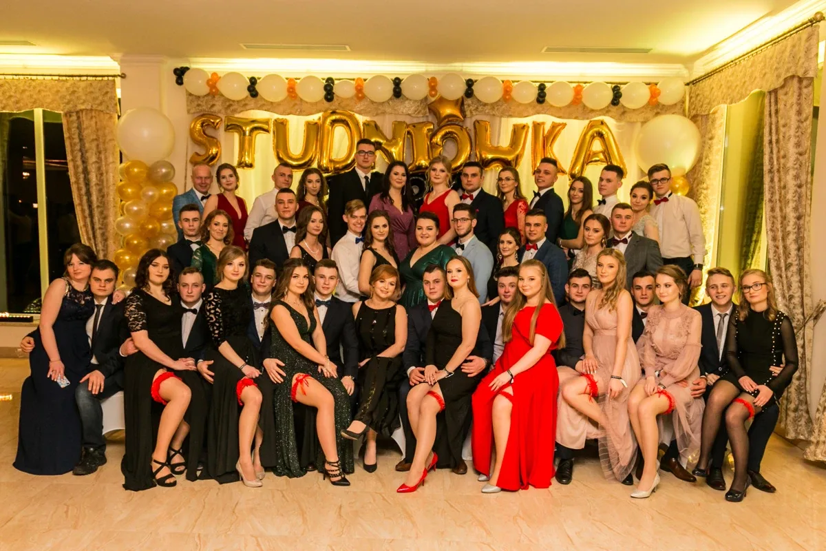 Studniówka maturzystów ostrowskiego Rubinka (zdjęcia, wideo)
