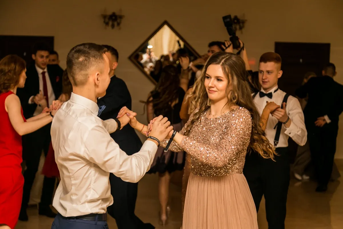 Studniówka maturzystów ostrowskiego Rubinka (zdjęcia, wideo)