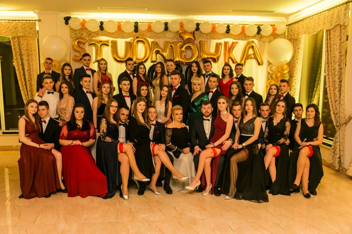 Studniówka maturzystów ostrowskiego Rubinka (zdjęcia, wideo)