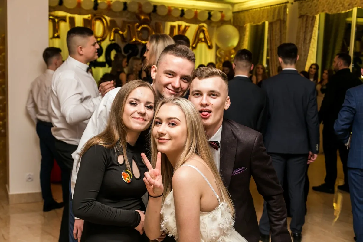 Studniówka maturzystów ostrowskiego Rubinka (zdjęcia, wideo)