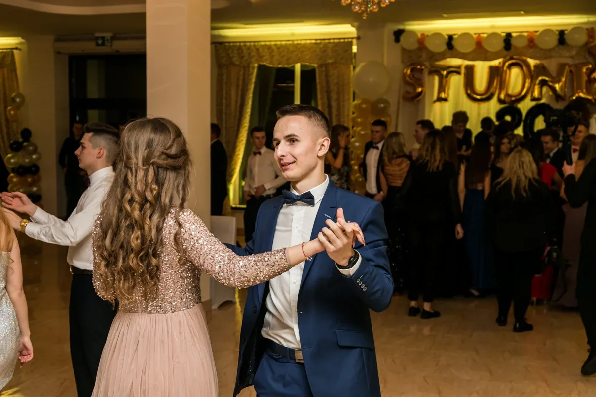 Studniówka maturzystów ostrowskiego Rubinka (zdjęcia, wideo)