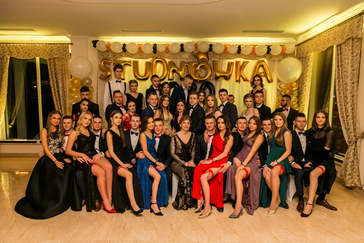 Studniówka maturzystów ostrowskiego Rubinka (zdjęcia, wideo)