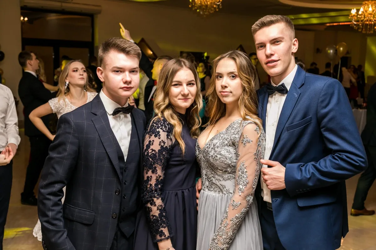 Studniówka maturzystów ostrowskiego Rubinka (zdjęcia, wideo)