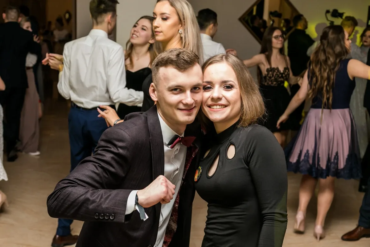 Studniówka maturzystów ostrowskiego Rubinka (zdjęcia, wideo)