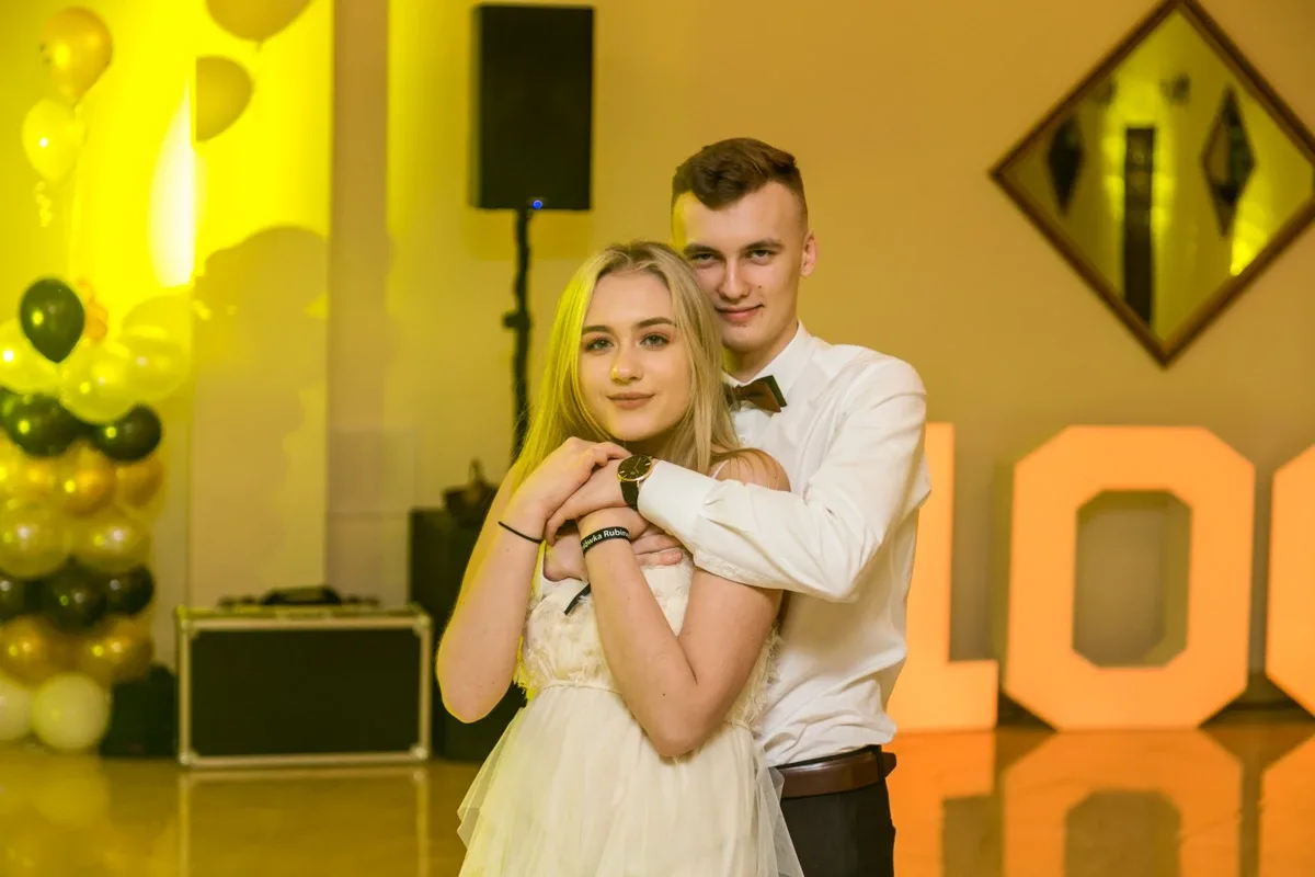 Studniówka maturzystów ostrowskiego Rubinka (zdjęcia, wideo)