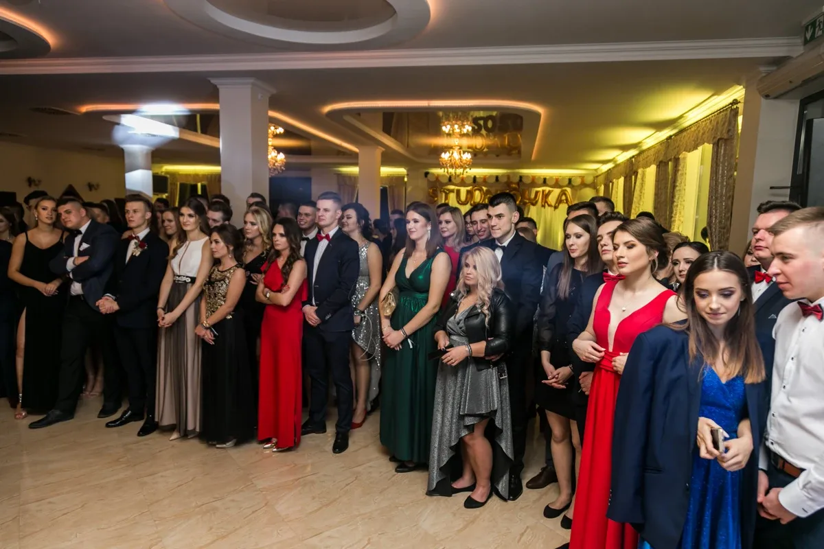 Studniówka maturzystów ostrowskiego Rubinka (zdjęcia, wideo)