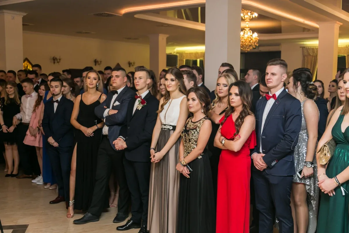 Studniówka maturzystów ostrowskiego Rubinka (zdjęcia, wideo)
