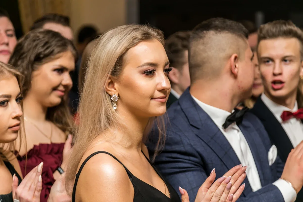 Studniówka maturzystów ostrowskiego Rubinka (zdjęcia, wideo)