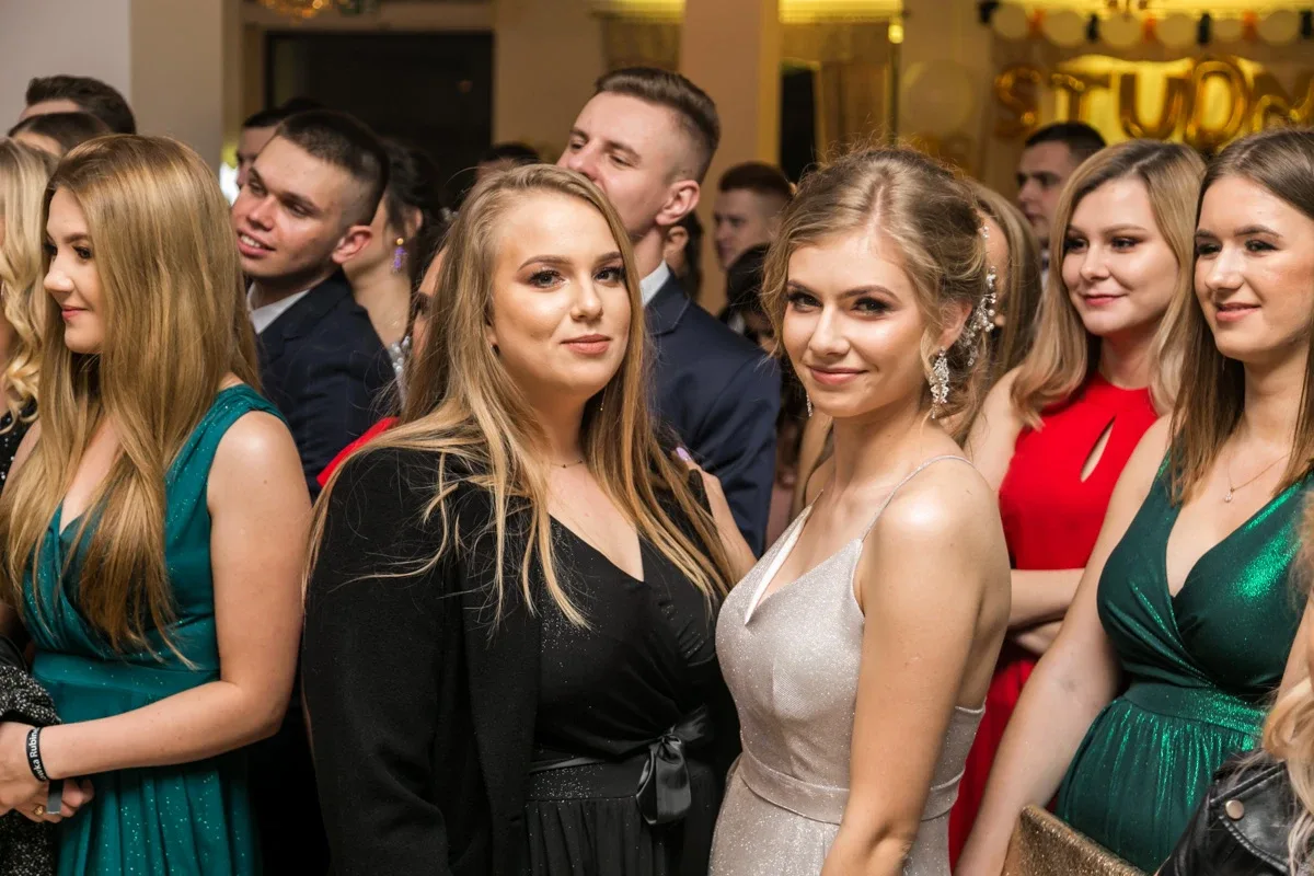 Studniówka maturzystów ostrowskiego Rubinka (zdjęcia, wideo)