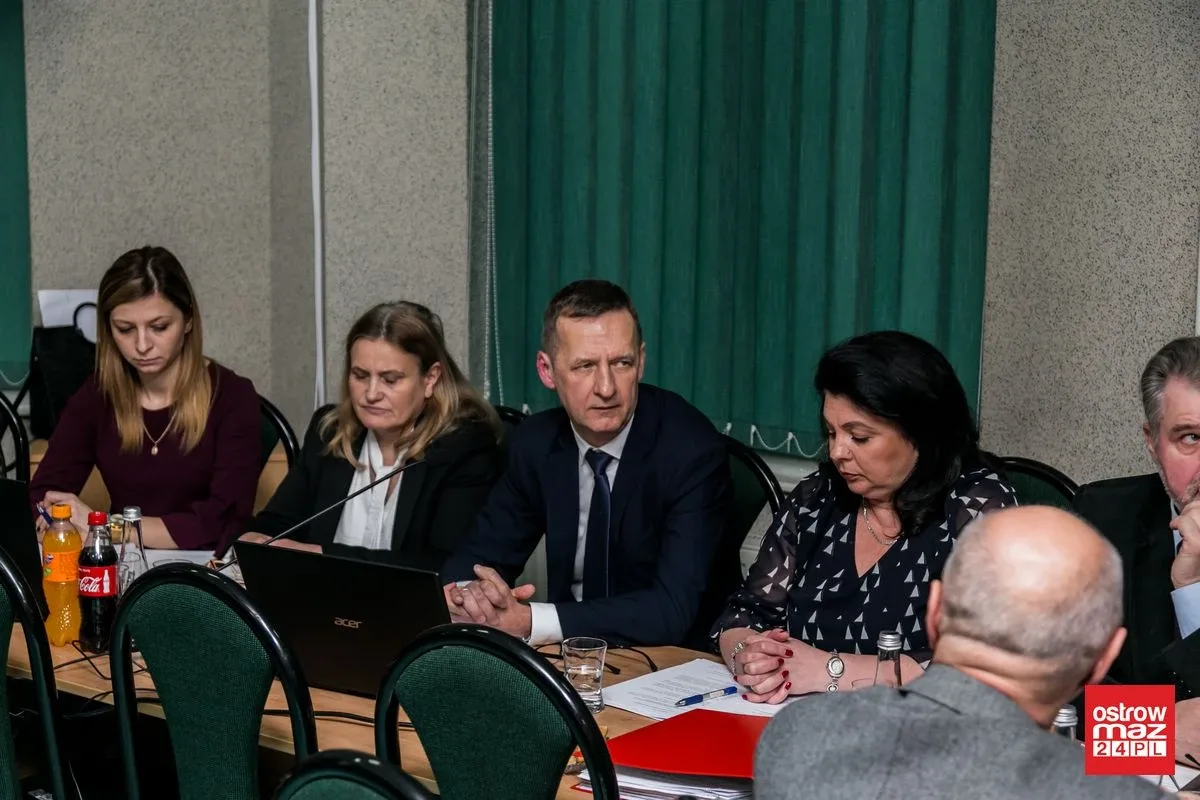 Gmina Ostrów Mazowiecka zbankrutuje? Zamknięto trzy szkoły (zdjęcia, wideo)